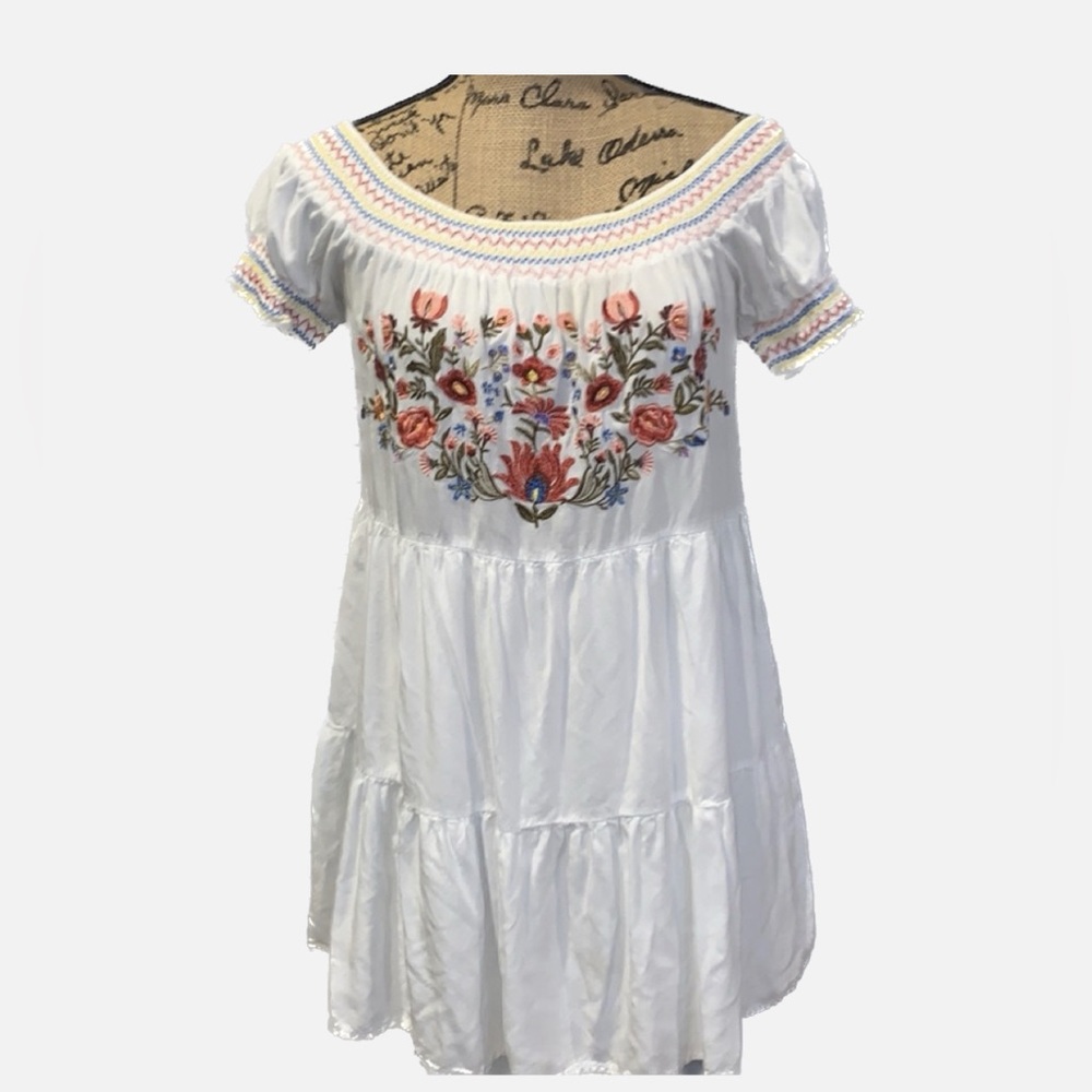 Forever 21 embroidered dress! Great summer dress